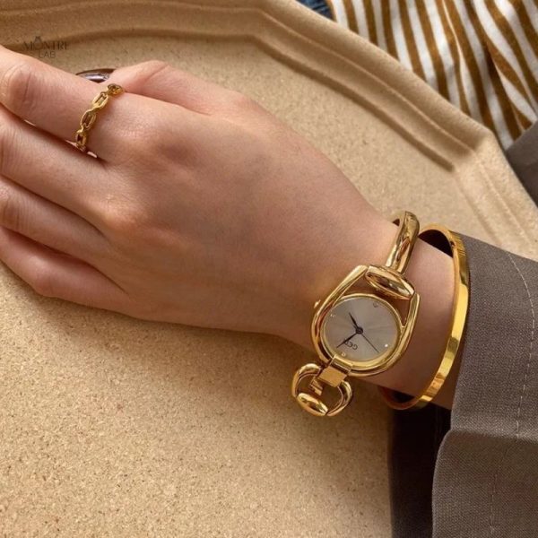 Accessoire féminin : montre à quartz dorée au design original