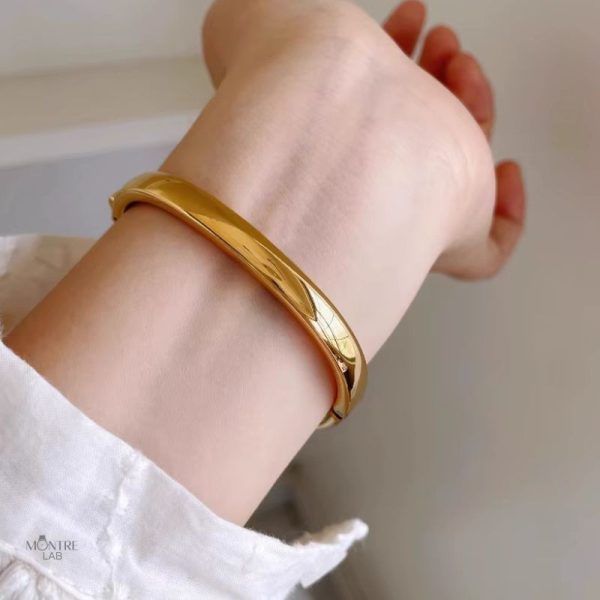 Design minimaliste avec cadran noir, résistant à l'eau