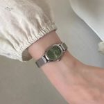 Accessoire féminin élégant, montre ovale en acier avec cadran vert