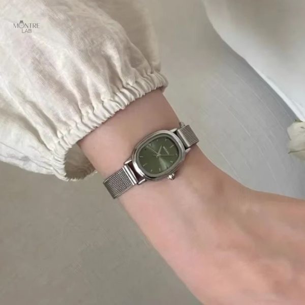 Accessoire féminin élégant, montre ovale en acier avec cadran vert