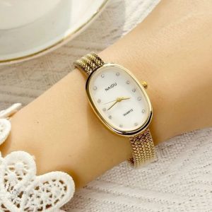 Accessoire féminin : Montre Ovale en Acier