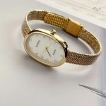 Montre Femme Chic : Design Ovale Doré et Mini