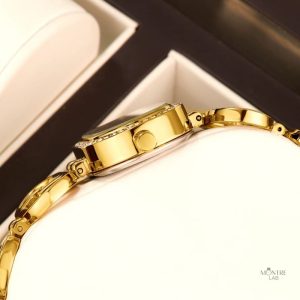 Bracelet graphique moderne sur une montre féminine