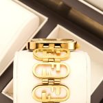 Design ovale doré pour un look chic et raffiné