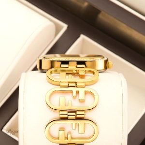 Design ovale doré pour un look chic et raffiné