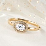 Montre dorée pour femme, design ovale et élégant