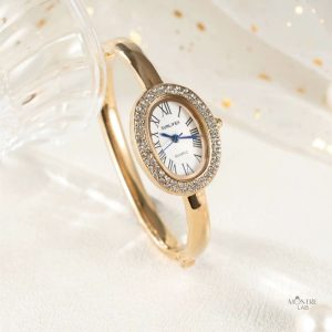 Cadran romain sur montre femme, détails en strass