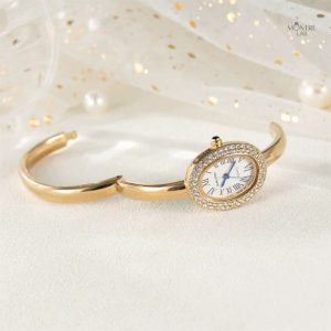 Accessoire féminin chic : montre ovale avec quartz
