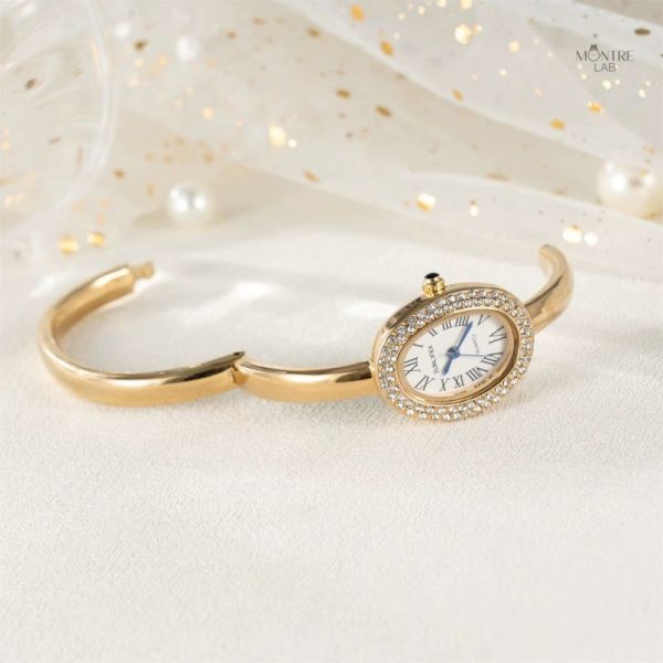 Accessoire féminin chic : montre ovale avec quartz