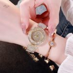Montre en strass pour un look féminin chic