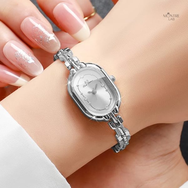 Montre élégante pour femme avec un cadran compact