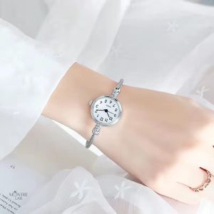 Accessoire en acier, montre ronde pour femme