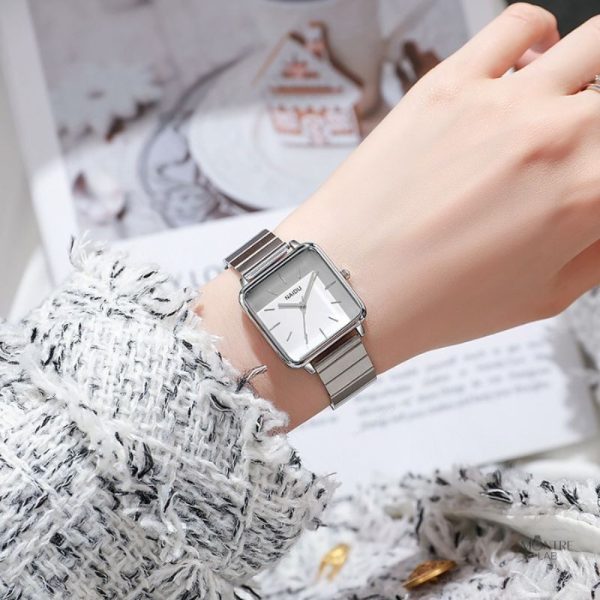 Montre femme au cadran carré, touche rétro raffinée