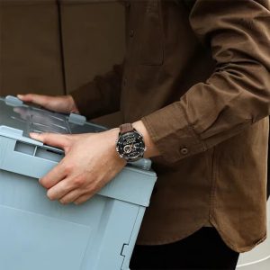 Montre analogique-numérique avec chronomètre intégré