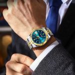 Élégante montre homme, chiffres romains sur le cadran