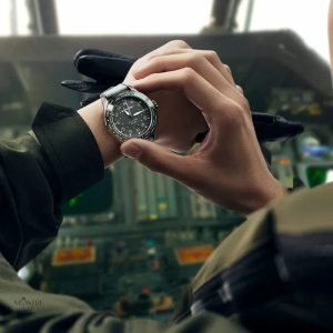 Montre homme avec cadran 43 mm, design aviateur moderne