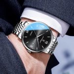 Horloge masculine en acier, style contemporain