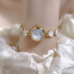 Accessoire de mode femme, montre ronde et chic