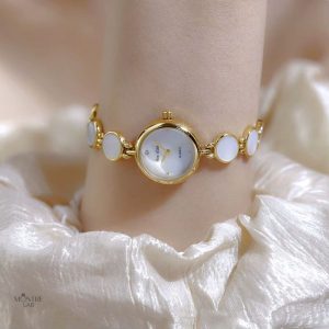 Accessoire de mode femme, montre ronde et chic