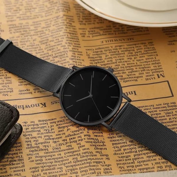 Accessoire de luxe noir pour homme, look contemporain