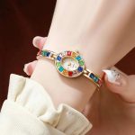 Quartz Femme avec Cristaux Colorés, Élégance Assurée