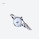 Bracelet jonc torsadé sur une montre femme stylée