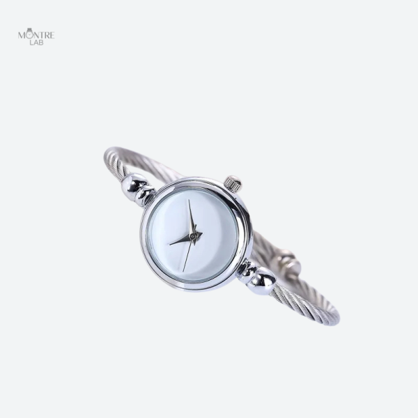 Bracelet jonc torsadé sur une montre femme stylée