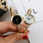 Montre quartz féminine à bracelet jonc sophistiqué