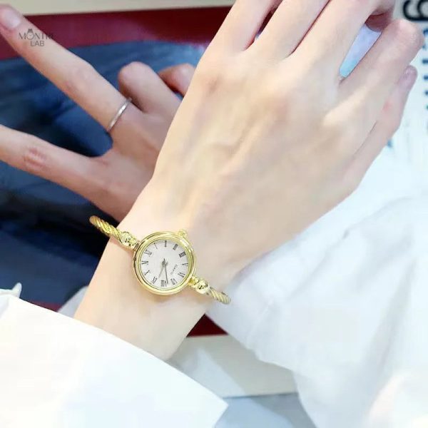 Montre vintage en acier pour femme au style jonc torsadé