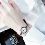 Accessoire élégant femme, montre quartz au design vintage