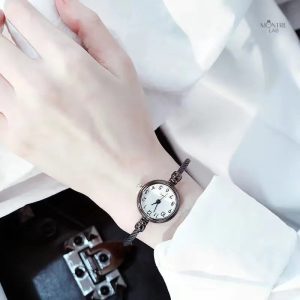 Accessoire élégant femme, montre quartz au design vintage