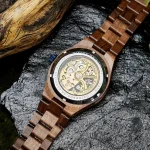 Montre mécanique élégante en bois