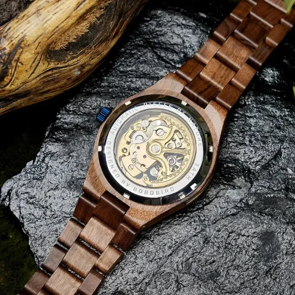 Montre mécanique élégante en bois