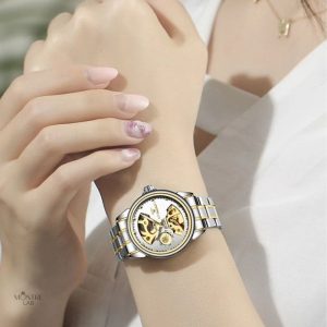 Design bicolore pour une montre mécanique femme