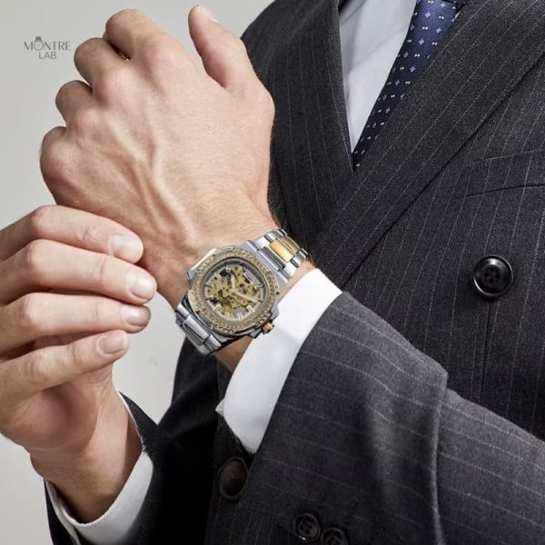 Montre en acier inoxydable avec mécanisme visible