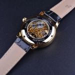 Montre homme avec mécanisme visible, charme classique et raffiné
