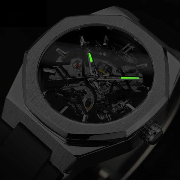 Montre mécanique homme avec boîtier octogonal distinctif