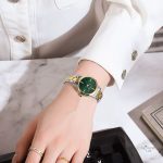 Montre femme chic en design bicolore