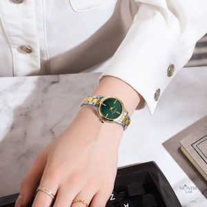 Montre femme chic en design bicolore