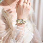Montre bicolore pour femme, élégance et étanchéité