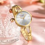 Montre en métal doré pour un style chic