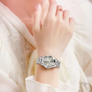 Montre femme élégante avec bracelet métallique