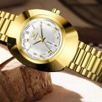 Élégante montre ovale en or pour femme moderne