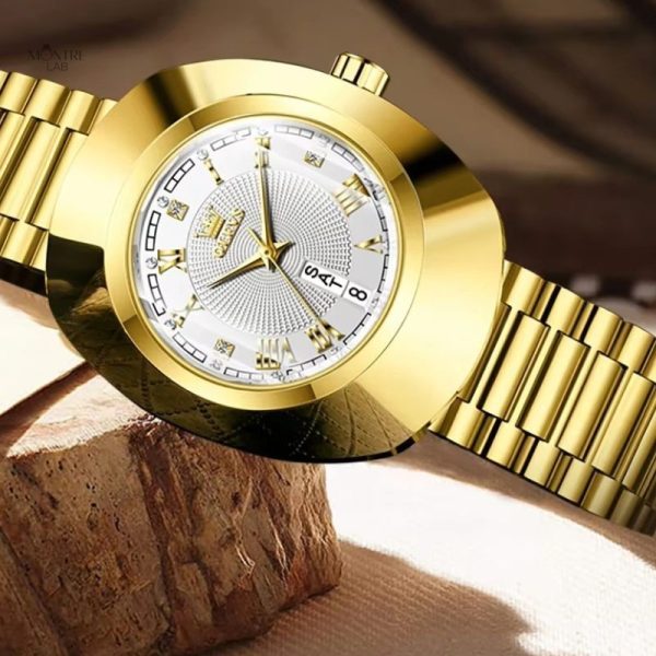 Élégante montre ovale en or pour femme moderne