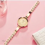 Montre quartz femme avec un cadran rond et minimaliste