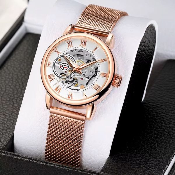 Montre femme squelette au design raffiné