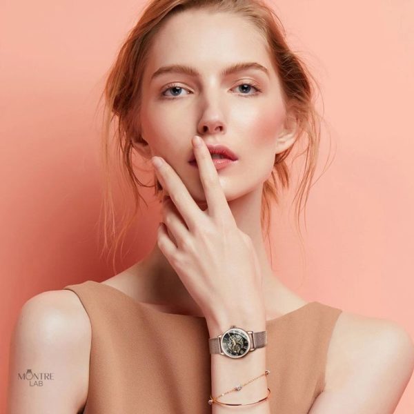 Accessoire féminin au design squelette élégant