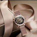 Montre à mécanisme transparent pour femmes modernes