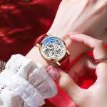 Montre femme squelette au design élégant