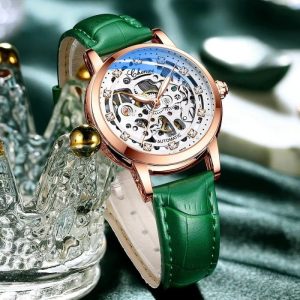 Accessoire féminin : montre squelette résistante à l'eau